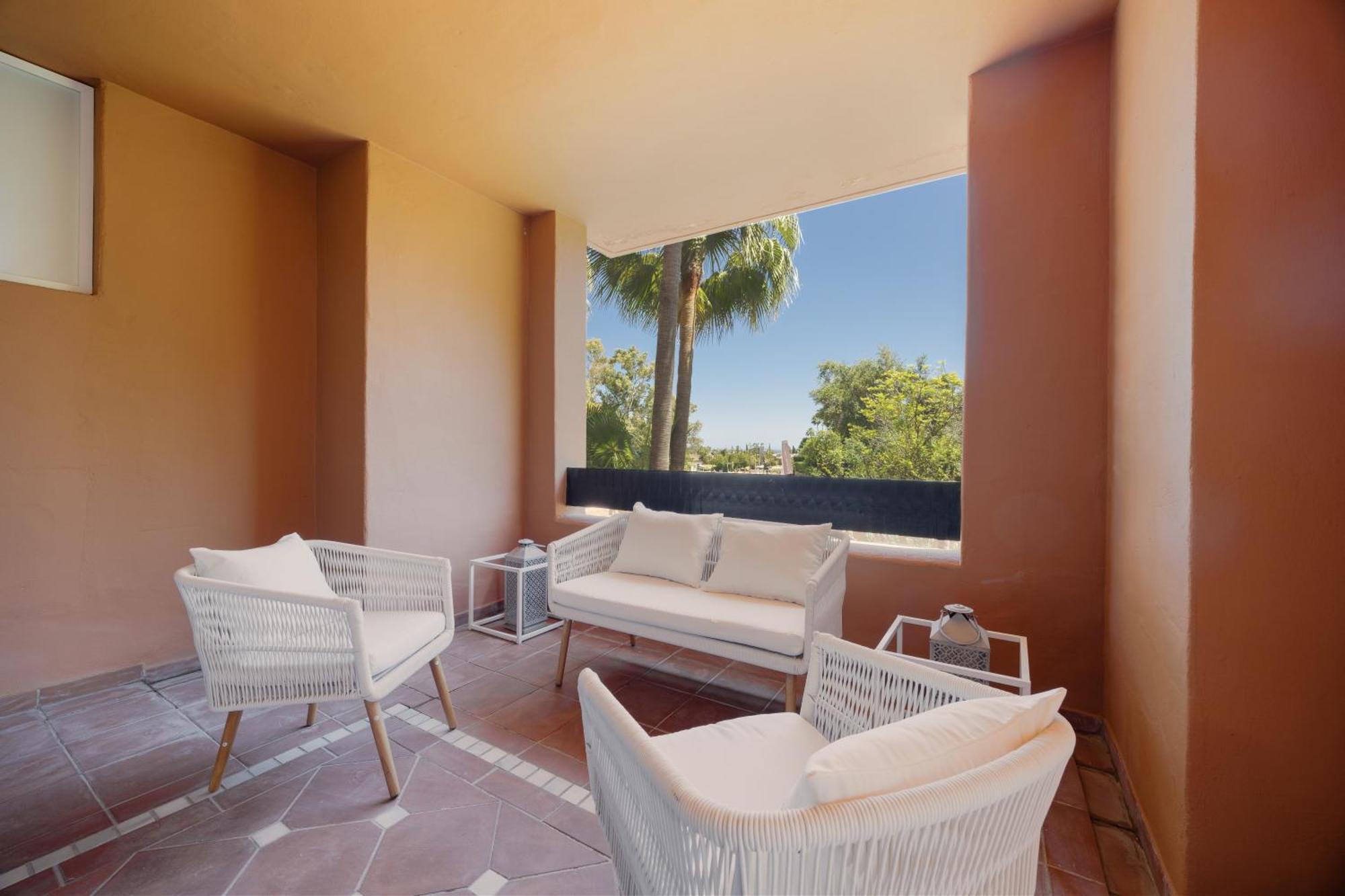 Appartamento With Large Terrace, Swimming Pool And Areas, Next To Puerto Banus Marbella
