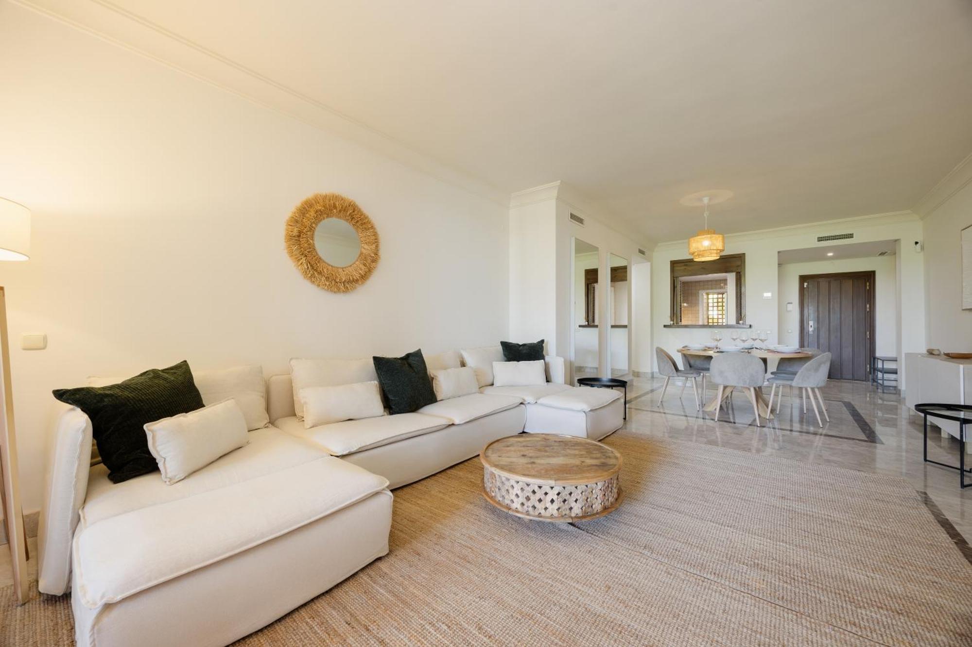 Appartamento With Large Terrace, Swimming Pool And Areas, Next To Puerto Banus *