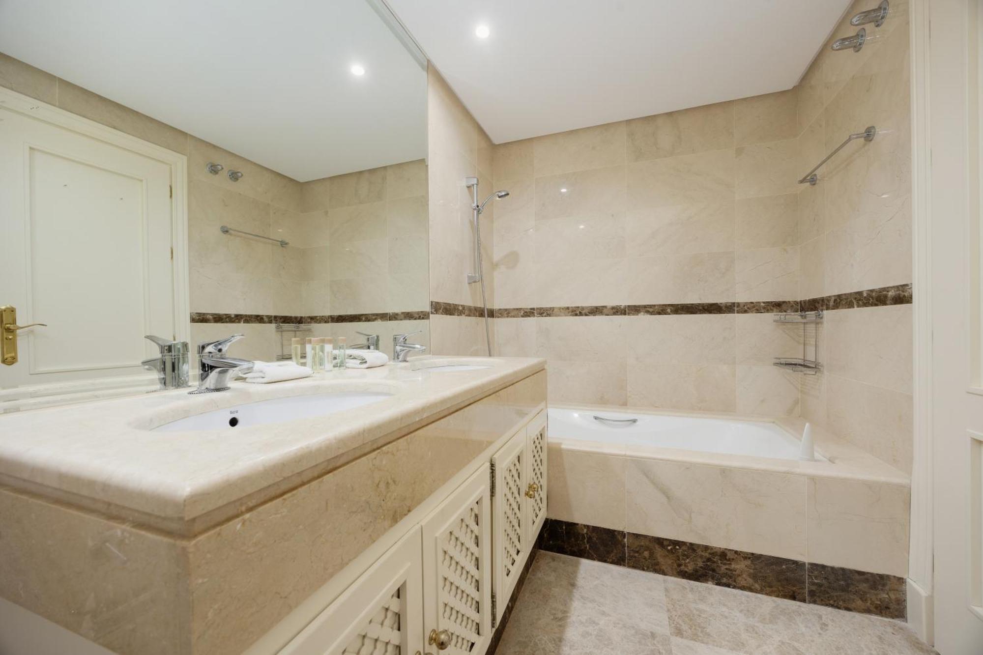 Appartamento With Large Terrace, Swimming Pool And Areas, Next To Puerto Banus