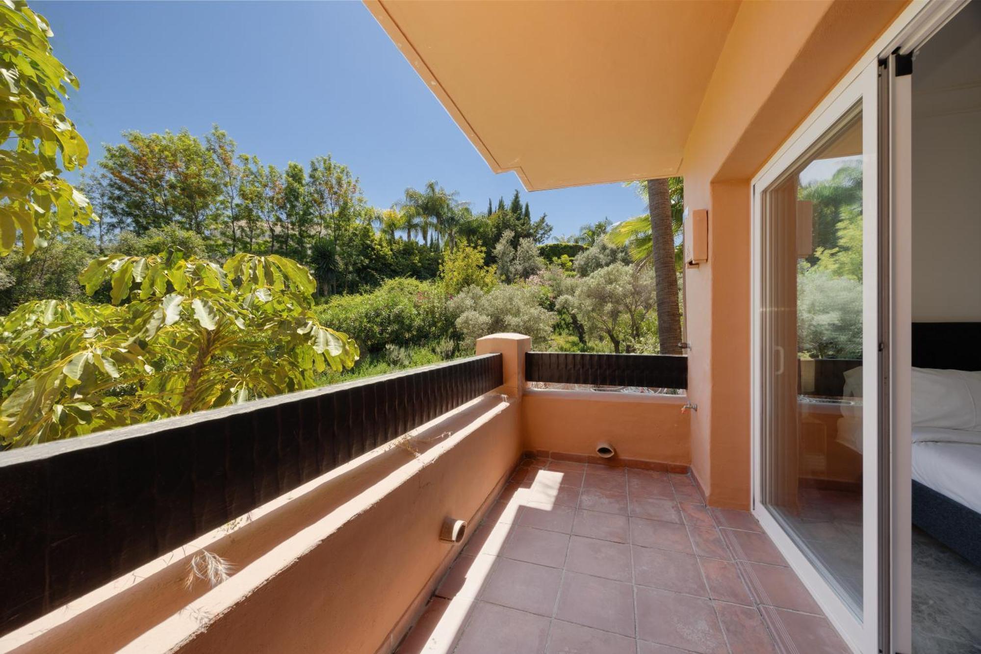 Appartamento With Large Terrace, Swimming Pool And Areas, Next To Puerto Banus *