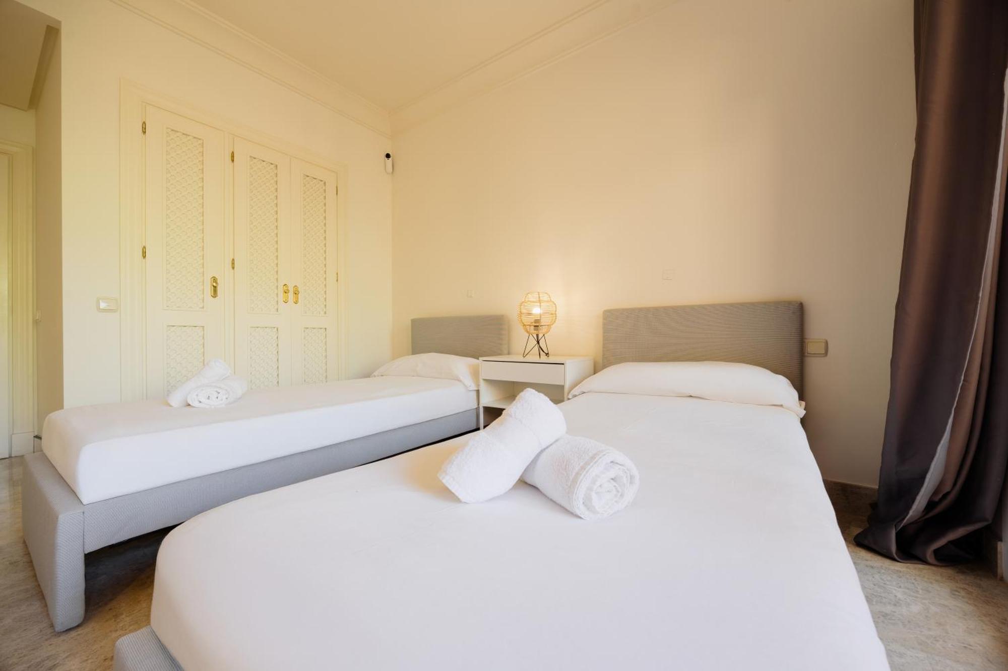 Appartamento With Large Terrace, Swimming Pool And Areas, Next To Puerto Banus Marbella