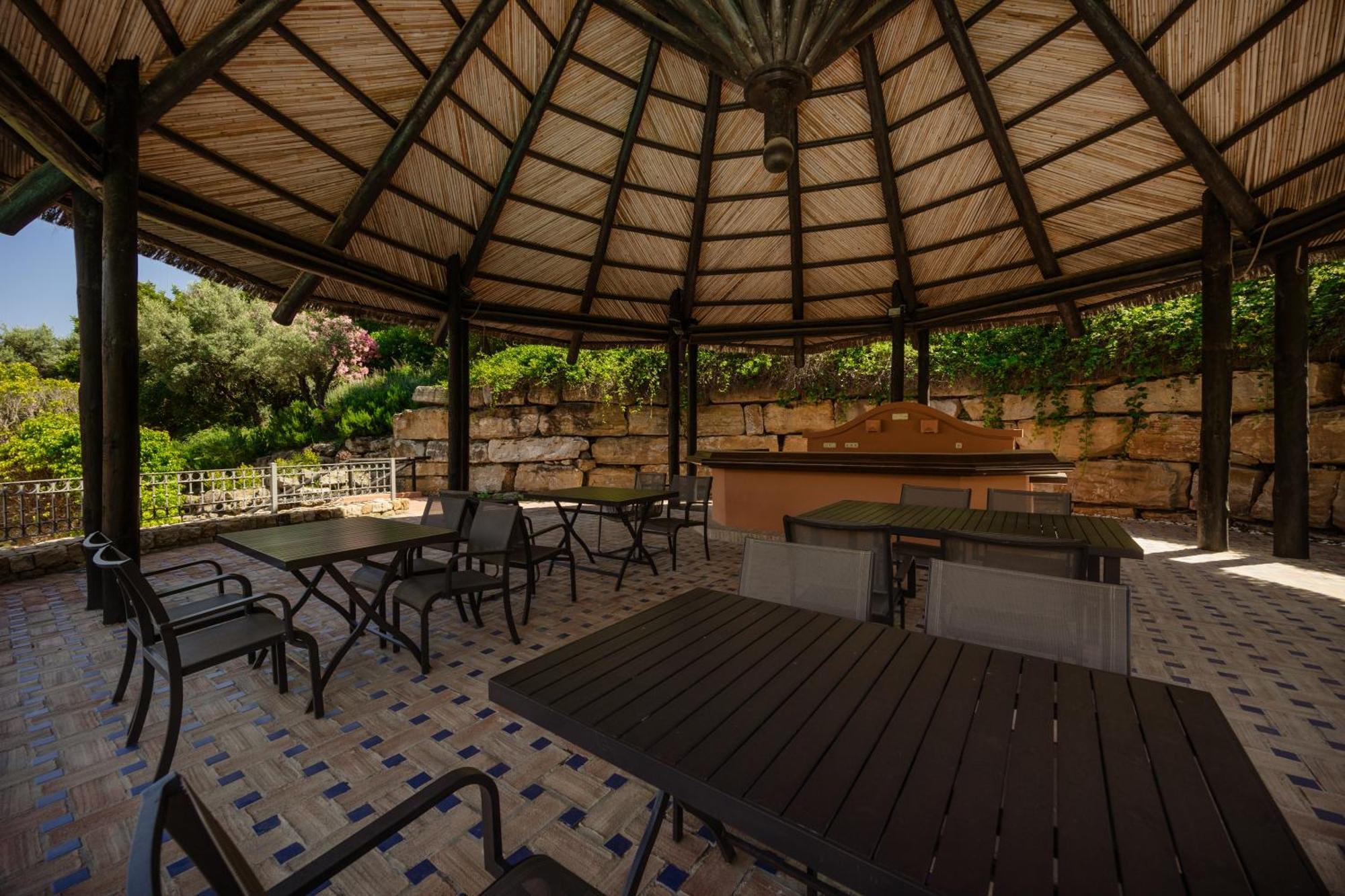 With Large Terrace, Swimming Pool And Areas, Next To Puerto Banus Appartamento Marbella