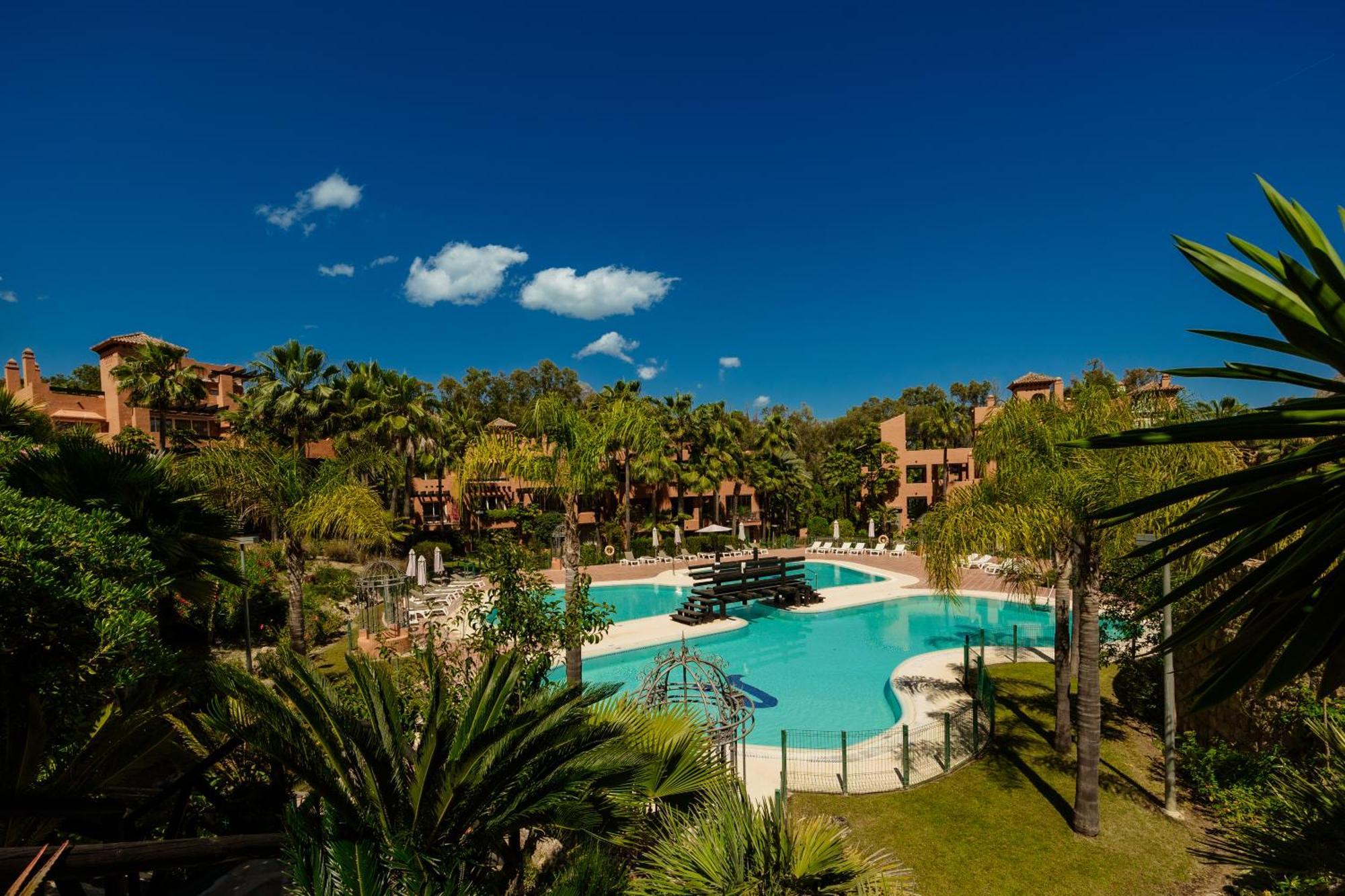 Appartamento With Large Terrace, Swimming Pool And Areas, Next To Puerto Banus *