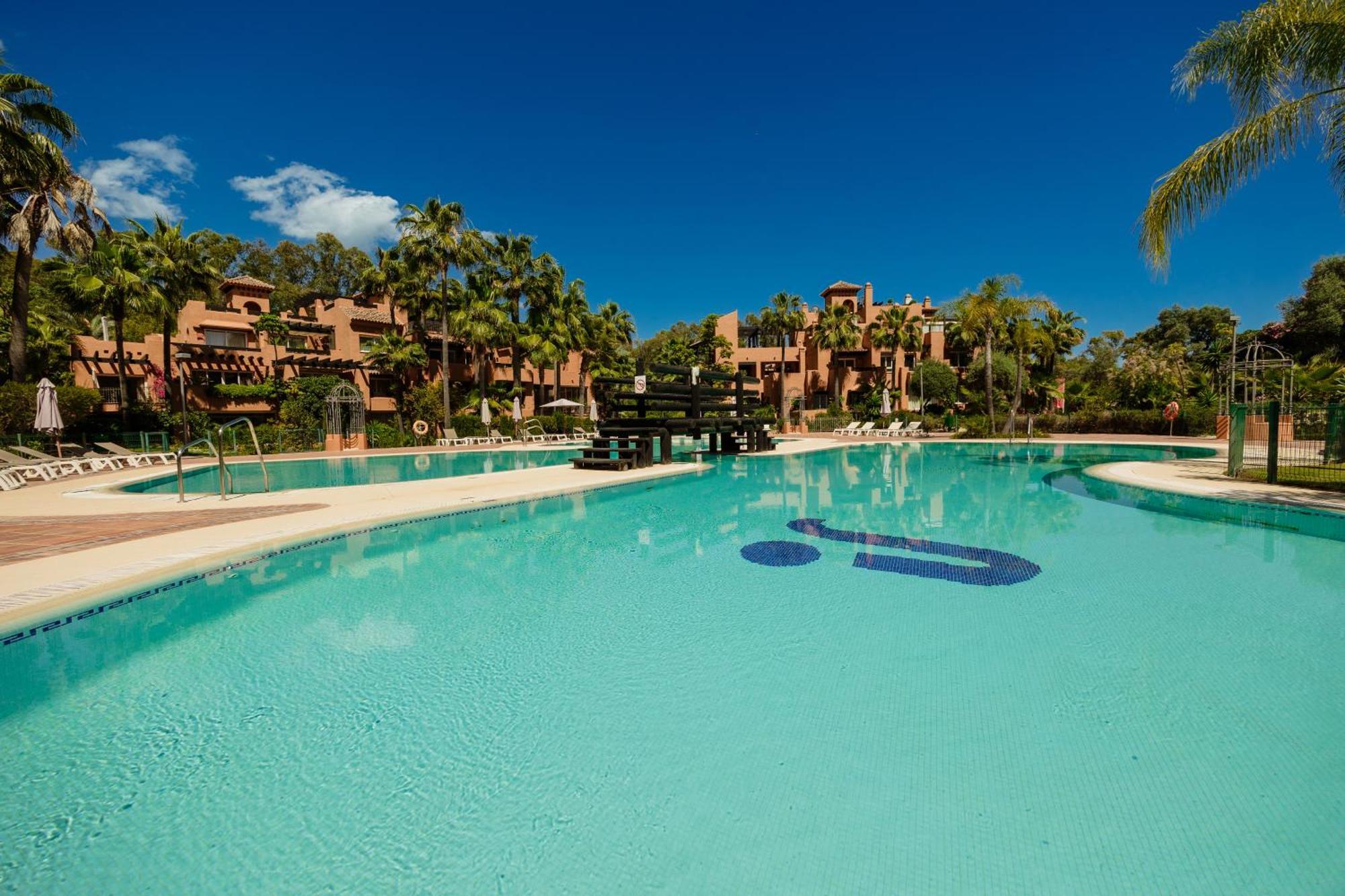 Appartamento With Large Terrace, Swimming Pool And Areas, Next To Puerto Banus Marbella